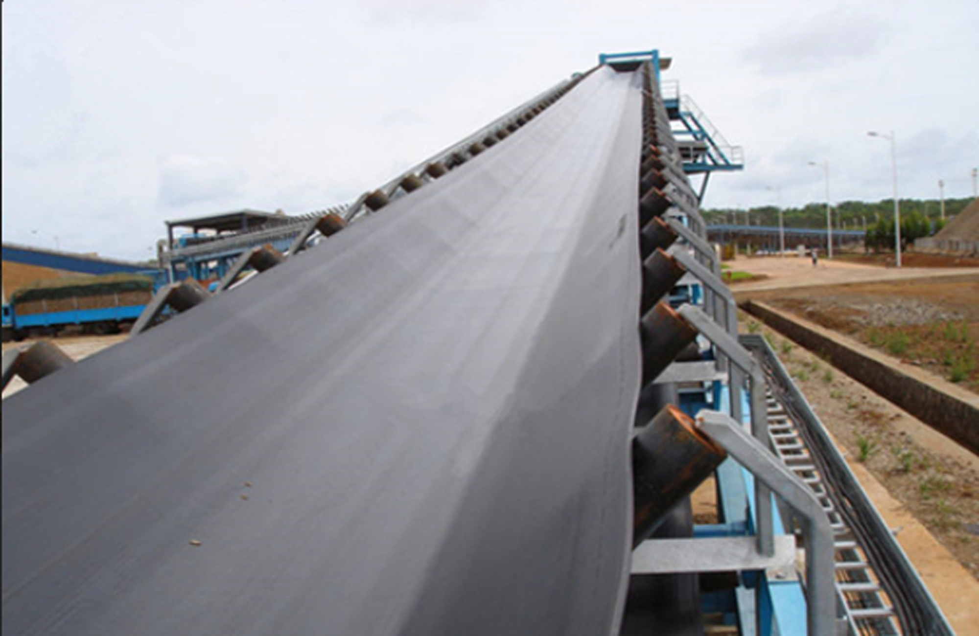 DTC系列深槽型大傾角帶式輸送機(jī)